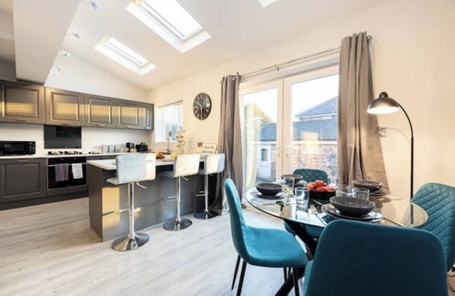 Trafford House | Luxury Home | Manchester - Hale Barns | Sleeps 10