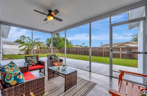 Largo House | Luxury Home Mins To HCA Hospital Beach & Downtown