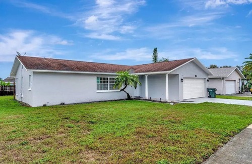 Largo House | Luxury Home Mins To HCA Hospital Beach & Downtown