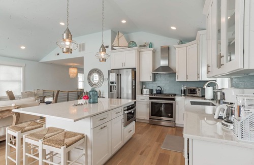 North End House | Luxury Home Near Beach, Boardwalk & Shopping-Elevator/Linens/Game Room/Bikes