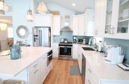 North End House | Luxury Home Near Beach, Boardwalk & Shopping-Elevator/Linens/Game Room/Bikes