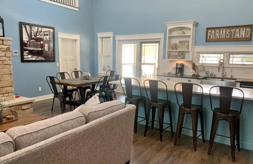 West Wing Estates House | Luxury Home-NEW Outdoor Pavilion, Heated Pool, Volleyball Court, Fire Pit & MORE