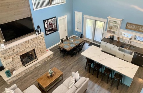 West Wing Estates House | Luxury Home-NEW Outdoor Pavilion, Heated Pool, Volleyball Court, Fire Pit & MORE