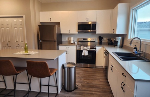 West Edmonton House | Luxury Home | Newly furnished | Sleeps 9 | Private Gym | 15mins to West Edm Mall