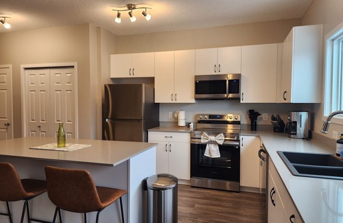 West Edmonton House | Luxury Home | Newly furnished | Sleeps 9 | Private Gym | 15mins to West Edm Mall