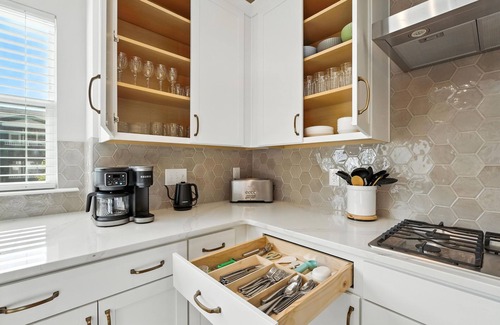 Northwest Raleigh House | Luxury Home - Sleeps 12 - Lenovo Center, RDU, Downtown, UNC Rex