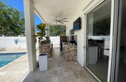 Trailer Estates House | Luxury Home W Heated Pool & Spa Near IMG & Siesta Key Beach