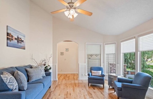 Meridian House | Luxury Home with 3 Car Garage in Middle of Meridian