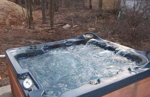 Albrightsville Ski Chalet | Luxury, Hot Tub,Fireplace,Pool Table,Pet Friendly,No Security Deposit!