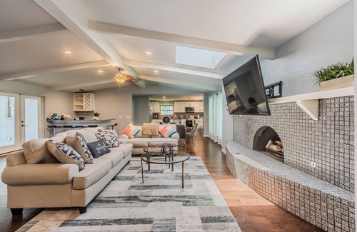 Plano House | Luxury House with Heated Pool, Hot Tub, Pool Table, 4 Bedroom, 3 Bath