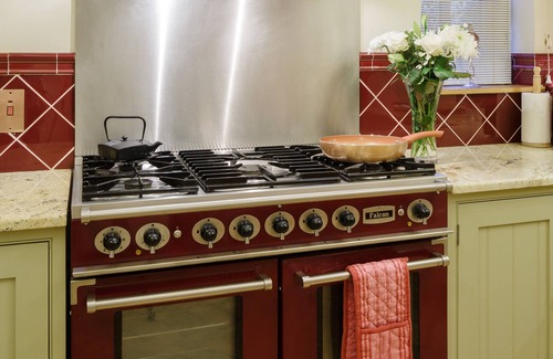 Stoke Ash Cottage | LUXURY: JACUZZI, SAUNA, FIREPLACE, DOGS WELCOME