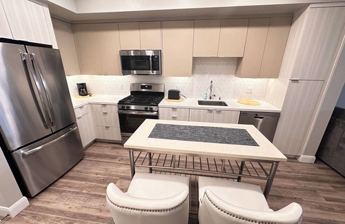 Pacific Beach Apartment | Luxury king 1BD Pacific Beach oasis heart of dynamic coastal enclave