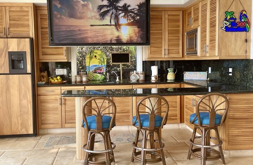 Kailua-Kona House | Luxury Kona Beach Estate Oceanfront, Pool, Aircon,Sunsets,Celebrations,PizzaOven