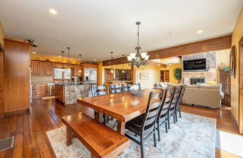 Waterfront Greens House | Luxury Lake Escape w/Indoor Pool & Hot Tubs