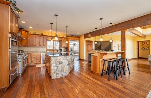 Waterfront Greens House | Luxury Lake Escape w/Indoor Pool & Hot Tubs