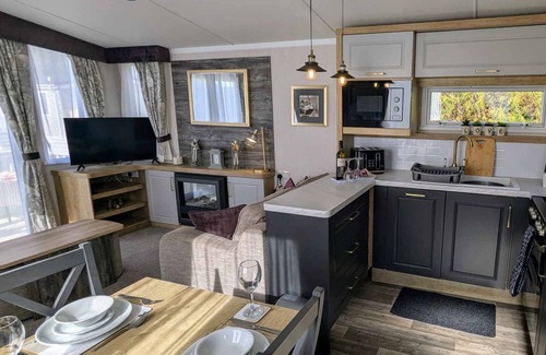 Tattershall House | luxury lake view 8 berth caravan at tattershall lakes pet friendly + hot tub