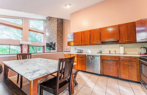 East Stroudsburg House | Luxury Lakefront Retreat on 2 Acres—Hot Tub, Real Wood Fireplace, Fishing & More