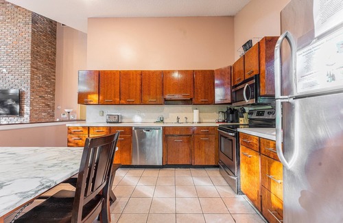 East Stroudsburg House | Luxury Lakefront Retreat on 2 Acres—Hot Tub, Real Wood Fireplace, Fishing & More