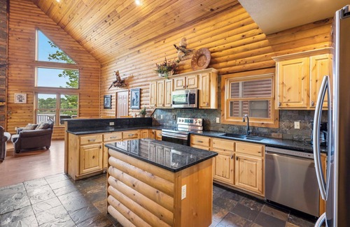 Lampe House | Luxury Lakefront Resort Chalet 4~2 Pools~FREE Amenities~Dock~MiniGolf~Waterslide
