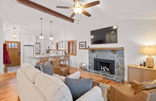 Waleska House | Luxury Lakefront Retreat with Hot Tub Arcade/Neighborhood Golf Course and Hiking