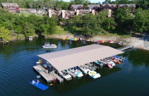 Indian Point House | Luxury Lakefront Villa 2Mi to Silver Dollar City POOL Theatre Room Kayaks
