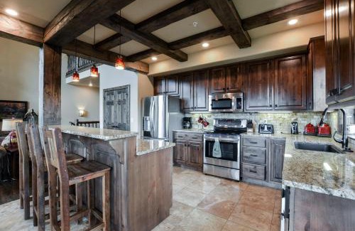 Indian Point House | Luxury Lakefront Villa 2Mi to Silver Dollar City POOL Theatre Room Kayaks