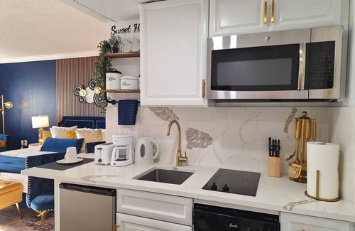 Florida Center Apartment | Luxury Lakeview 1 mile to New EPIC Universe: condo: pool, hot tube, tennis ct