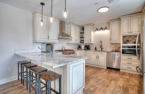 Rangeley Condo | Luxury Lakeview Condo - Walk to Shops & Dining