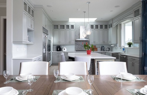 Surrey House | Luxury Lakeview Retreat – Morgan Creek Golf Stay
