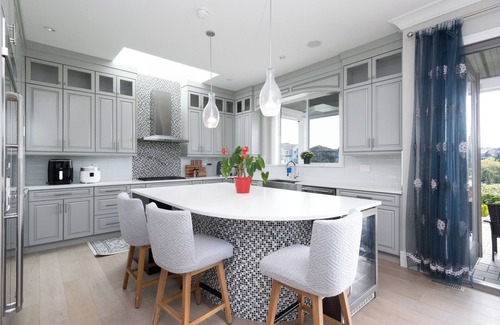 Surrey House | Luxury Lakeview Retreat – Morgan Creek Golf Stay