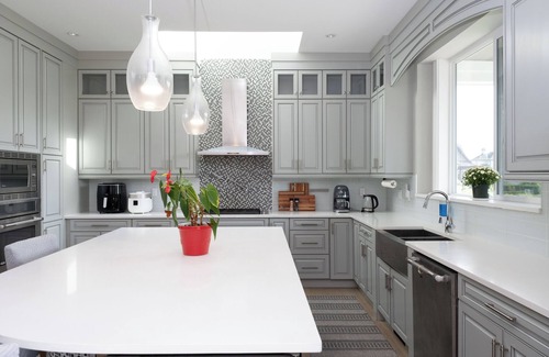 Surrey House | Luxury Lakeview Retreat – Morgan Creek Golf Stay