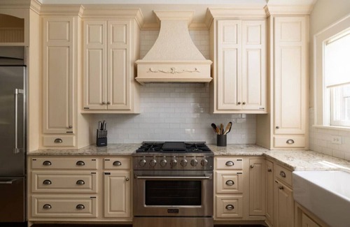 Old Irving Park Apartment | Luxury Large Stay - Family Home - Big Fenced Yard