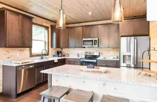 Gatlinburg - Pigeon Forge Cabin | Luxury Lodge~Fire Pit+Mountain Views~Hot Tub~Pool