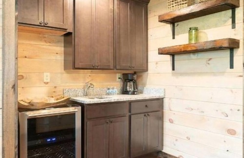 Gatlinburg - Pigeon Forge Cabin | Luxury Lodge~Fire Pit+Mountain Views~Hot Tub~Pool