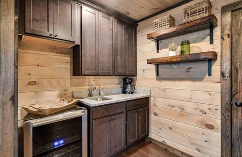 Gatlinburg - Pigeon Forge Cabin | Luxury Lodge~Fire Pit+Mountain Views~Hot Tub~Pool