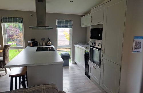 Llanfair Caereinion Cabin | Luxury Lodge - Sleeps 4, hot tub & parking