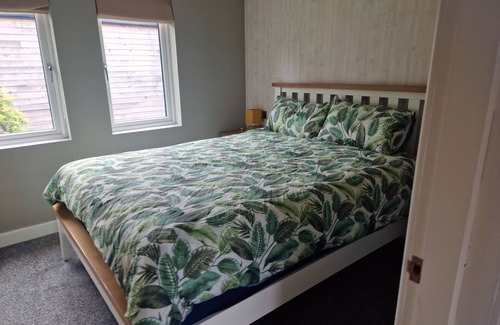 Llanfair Caereinion Cabin | Luxury Lodge - Sleeps 4, hot tub & parking