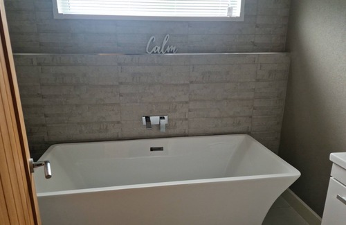 Llanfair Caereinion Cabin | Luxury Lodge - Sleeps 4, hot tub & parking