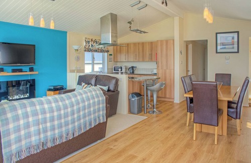 Tan-y-groes Ski Chalet | Luxury lodge with one spacious double with en suite shower and one twin.