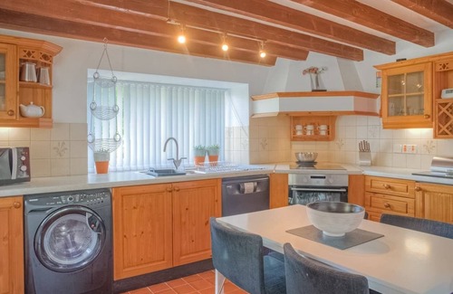 Tan-y-groes Ski Chalet | Luxury lodge with one spacious double with en suite shower and one twin.