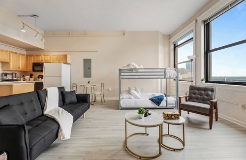 Downtown Cleveland Apartment | Luxury Loft & Cozy Room, Parking, Wi-Fi