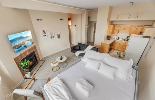 Downtown Cleveland Apartment | Luxury Loft & Cozy Room, Parking, Wi-Fi