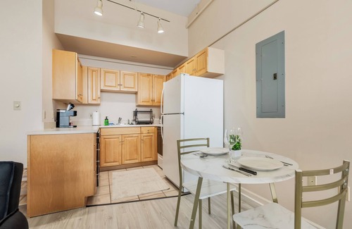 Downtown Cleveland Apartment | Luxury Loft & Cozy Room, Parking, Wi-Fi