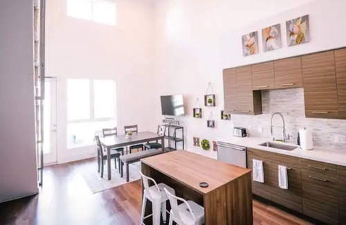 Glendale Condo | Luxury Loft Penthouse 10 mins from the Airport!