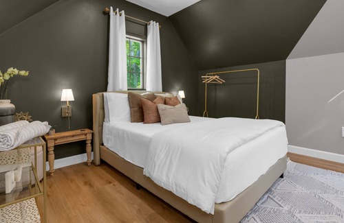 Fort Erie Apartment | Luxury Loft - Romantic Winter Retreat w/ Hot Tub