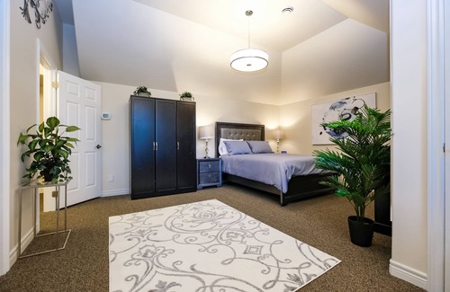 LaSalle Apartment | Luxury Loft- Waterfront, Pool, Tennis, Kayaks & MORE!