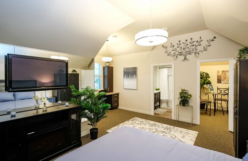 LaSalle Apartment | Luxury Loft- Waterfront, Pool, Tennis, Kayaks & MORE!