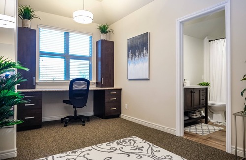 LaSalle Apartment | Luxury Loft- Waterfront, Pool, Tennis, Kayaks & MORE!