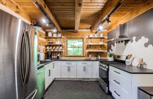 Asheville Cabin | Luxury Log Cabin *Waterfall*Hot Tub*Firepit*Hiking