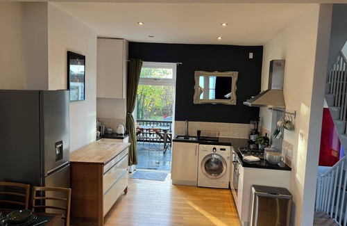 Stoke Newington Apartment | Luxury London Maisonette in top location with roof terrace and near parks